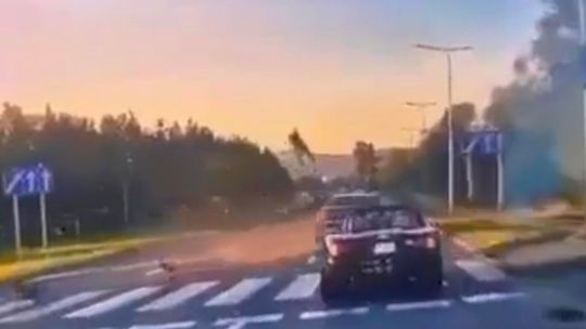 Szaleniec pędził Passatem i zabił pieszego na pasach w Nowym Sączu. Jest nagranie [FILM]