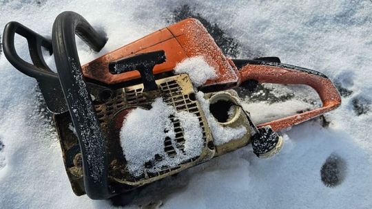 Szybka akcja policji w Jabłonce: 24-latek zatrzymany tuż po włamaniu do marketu i kradzieży kasetki