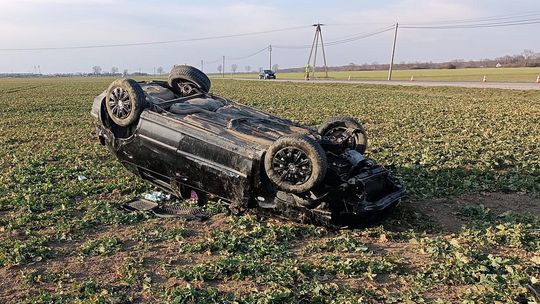 Nieciecza, powiat tarnowski, dachowanie samochodu, kierowca uciekł z miejsca zdarzenia, ucieczka kierowcy z miejsca wypadku
