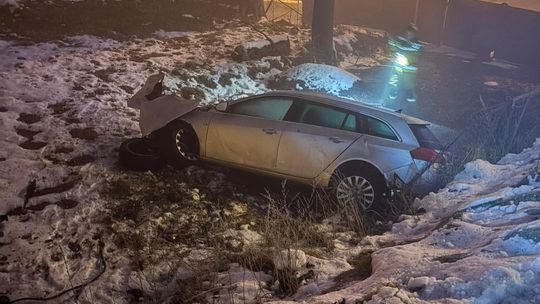 Skawina, wypadek drogowy, powiat krakowski, samochód uderzył w słup energetyczny, akcja ratunkowa, kierowca uciekł z miejsca zdarzenia