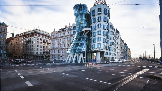 Tańczący Dom w Pradze: Ekstrawagancki Ukłon w Stronę Architektury