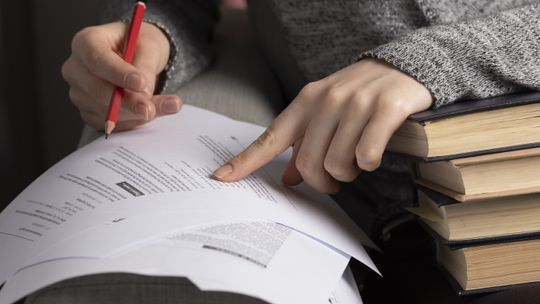 Tłumaczenia uwierzytelnione - kiedy są konieczne i czego wymagają urzędy?