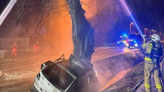 Kraków, wypadek drogowy, śmiertelny wypadek w Krakowie, samochód stanął w płomieniach, akcja ratunkowa, ofiara śmiertelna wypadku w Krakowie