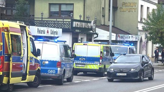 Tragiczny finał interwencji w Nowym Sączu. Nożownik zmarł po strzałach policji