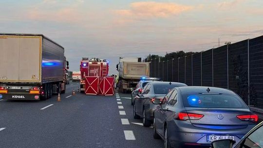 Tragiczny wypadek na węźle wielickim autostrady A4. Mężczyzna zginął pod kołami ciężarówki