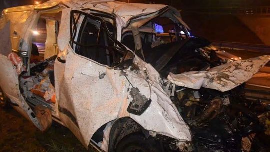 Tragiczny wypadek w Skawie. 22-letni kierowca Forda Transita nie żyje [ZDJĘCIA]