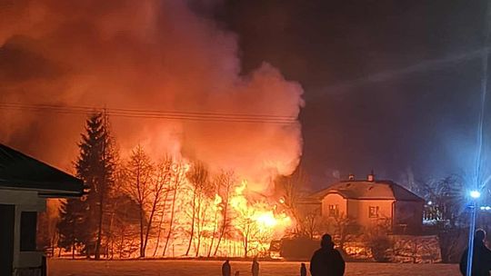Lipinki, powiat gorlicki, pożar w miejscowości Lipinki, straż pożarna, strażacy, akcja gaśnicza, pożar budynku gospodarczego
