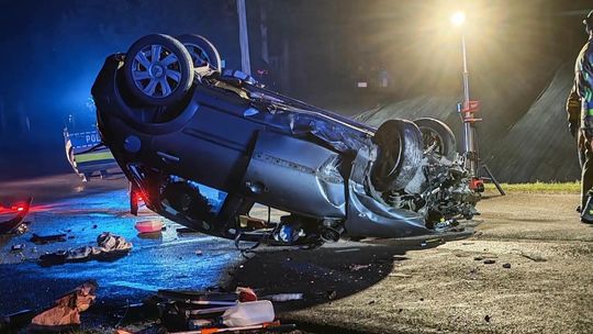 Wieczorne dachowanie osobówki w Czechówce. Jedna osoba trafiła do szpitala [ZDJĘCIA]