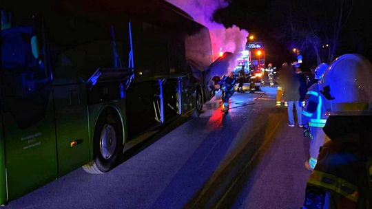 Klikuszowa, Sieniawa, na sygnale, pożar autokaru, pożar autokaru w Sieniawie, akcja gaśnicza strażaków w Sieniawie