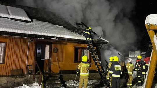 Budzów, powiat suski, na sygnale, pożar budynku mieszkalnego, akcja ratunkowa, akcja gaśnicza strażaków, jedna osoba ewakuowana