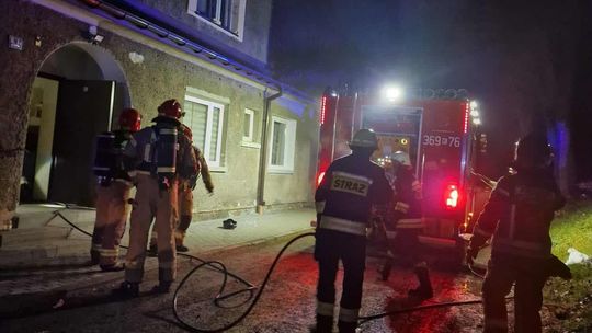 Tuchów, powiat tarnowski, akcja ratunkowa, na sygnale, pożar mieszkania, dwie osoby poszkodowane, wieczorna akcja strażaków