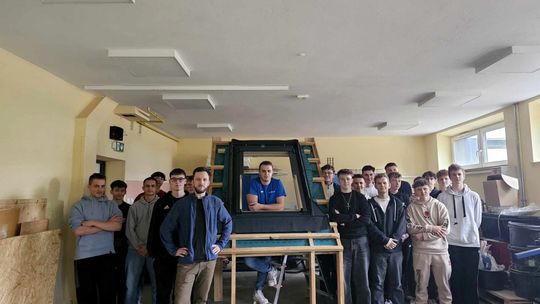 Na zdjęciu uczniowie z Krynicy-Zdroju podczas spotkania z przedstawicielami firmy FAKRO