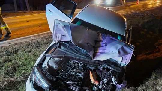 Złotniki, powiat krakowski, na sygnale, wypadek drogowy, zderzenie dwóch samochodów osobowych, wypadek, zablokowana droga