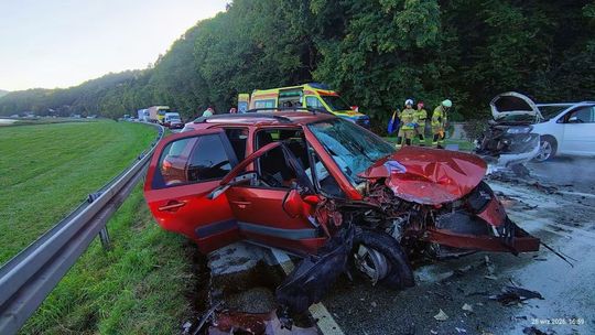Wypadek na DK75 w Będzieszynie. Dwie osoby w szpitalu [FOTO]