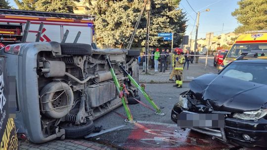 Tarnów, zderzenie samochodów na skrzyżowaniu w Tarnowie, wypadek drogowy w Tarnowie, Tarnów, wypadek drogowy, akcja ratunkowa