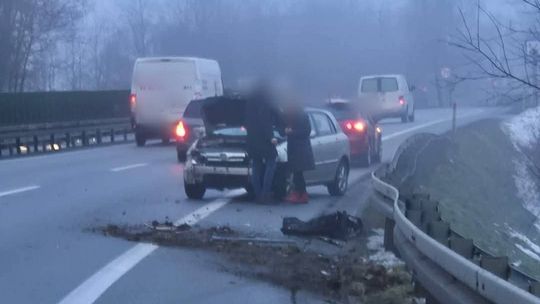 Zakopianka, Głogoczów, wypadek na Zakopiance w głogoczowie, samochód osobowy uderzył w bariery energochłonne, wypadek drogowy