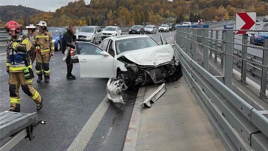Wypadek na zakopiance w Lubniu. Samochód rozbił się na barierkach, tworzą się korki [ZDJĘCIA]