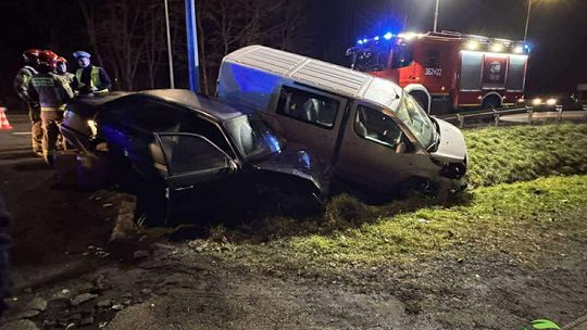 Ładna, powiat tarnowski, wypadek drogowy pod Tarnowem, jedna osoba poszkodowana w wypadku pod Tarnowem, zderzenie dwóch samochodów, samochody w rowie