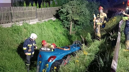 Wypadek w Karniowicach. Samochód w rowie, jedna osoba w szpitalu!