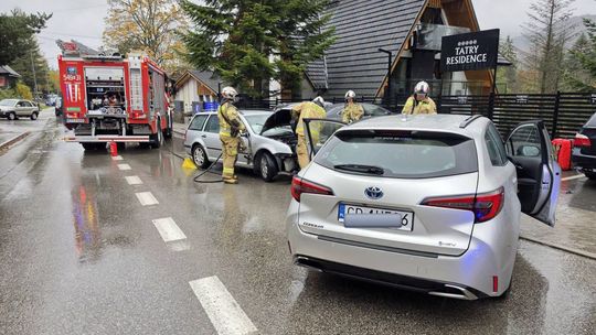 Wypadek w Kościelisku. Zderzyły się dwa samochody, jedna osoba ranna [ZDJĘCIA]