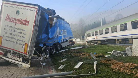 Milik, Muszyna, sądecczyzna, pociąg Intercity, PKP Intercity, zderzenie na przejeździe kolejowym, ciężarówka uderzyła w pociąg PKP Intercity