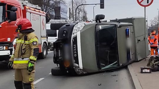 Wypadek, Kraków, pojazd saperski, wypadek w Krakowie, akcja ratunkowa w Krakowie, na sygnale, wypadek na skrzyżowaniu w Krakowie