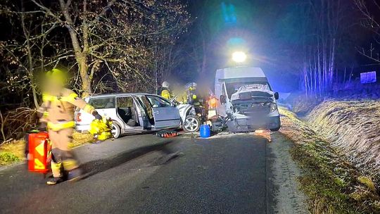 Łętownia, naprawa, wypadek samochodowy, zderzenie samochodu osobowego z dostawczym, powiat suski, straż pożarna, na sygnale