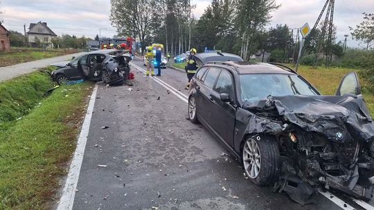 Zderzenie dwóch aut na DW982 w Borkach. Dwie osoby trafiły do szpitala [ZDJĘCIA]