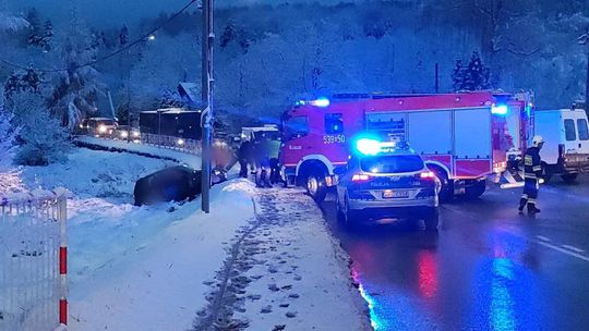 Białka, dk28, droga krajowa w Białce, wypadek w miejscowości białka, powiat suski, akcja ratunkowa, zimowe warunki, zderzenie dwóch samochodów osobowych