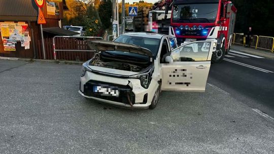 Zderzenie dwóch samochodów na DW957 w Jabłonce. Jedna osoba poszkodowana [FOTO]