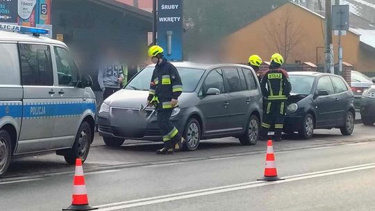 Kęty, powiat oświęcimski, zderzenie samochodów osobowych, wypadek samochodowy, wypadek drogowy, na sygnale