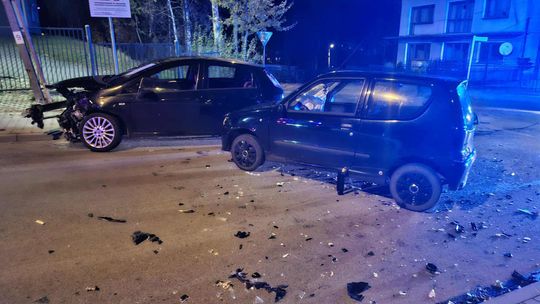Zderzenie dwóch samochodów na ulicy Łukasińskiego w Wolbromiu [ZDJĘCIA]