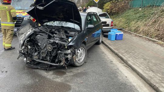 wypadek w Gnojniku, na sygnale, wypadek drogowy, zderzenie dwóch samochodów osobowych, na sygnale, akcja ratunkowa