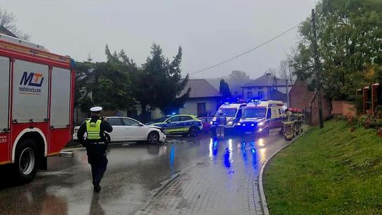 Zderzenie dwóch samochodów w Niegardowie. Na miejscu służby ratunkowe [ZDJĘCIA]