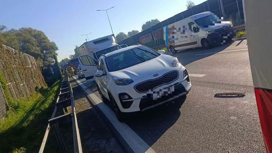 Zderzenie osobówki z dostawczakiem na A4. Jedna osoba w szpitalu [ZDJĘCIA]
