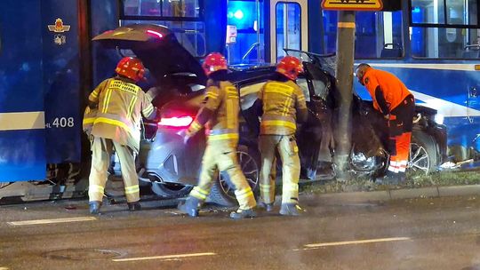 Kraków, Mogilska, cystersów, zderzenie tramwaju samochodem osobowym, wypadek w Krakowie, zderzenie samochodu z tramwajem
