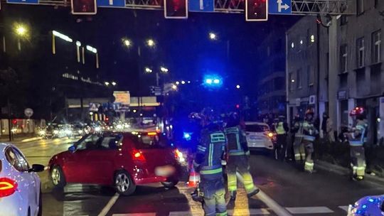 Zderzenie osobówki ze skuterem na skrzyżowaniu al. 29 Listopada i Opolskiej w Krakowie [FOTO]