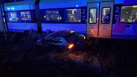 Tarnów, na sygnale, zderzenie samochodu z pociągiem, dramatyczny wypadek na torach, akcja ratunkowa