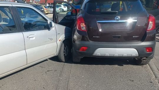 Olkusz, aleja tysiąclecia, wypadek w Olkuszu, zderzenie samochodu w Olkuszu, powiat olkuski, skręt do Lidla, kolizja dwóch samochodów