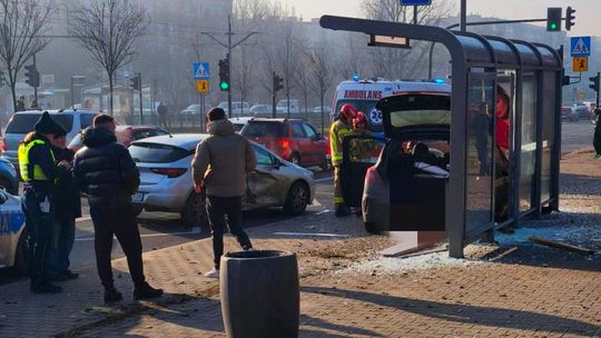 Kraków, wypadek w Krakowie, Aleja Pokoju, na sygnale, wypadek drogowy, wypadek samochodowy, akcja ratunkowa, akcja służb ratunkowych,