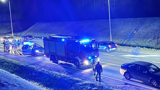 Brzesko, ulica Leśna, powiat brzeski, wypadek drogowy, na sygnale, akcja ratunkowa, jedna poszkodowana osoba, wypadek w powiecie brzeskim