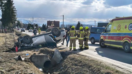 Koniówka, Chochołów, zderzenie dwóch samochodów osobowych, gmina Czarny Dunajec, bus osobowy,, na sygnale, wypadek drogowy, Podhale