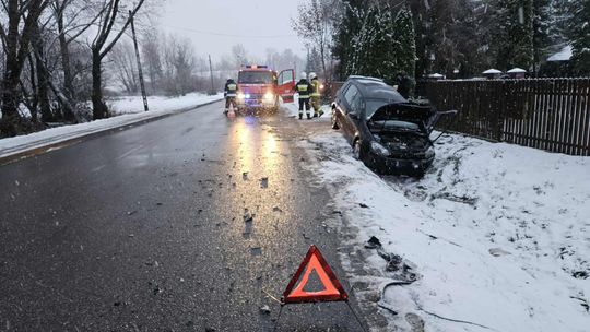 Sieciechowice, powiat krakowski, gmina Iwanowice, na sygnale, akcja ratunkowa, zderzenie samochodu osobowego z ciężarowym, działania służb