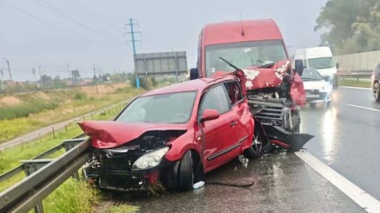 Zderzenie trzech pojazdów na A4. Dwie osoby trafiły do szpitala [ZDJĘCIA]