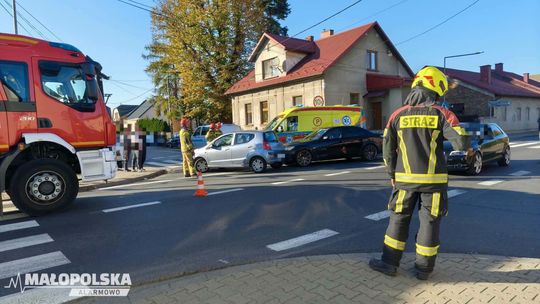 Zderzenie trzech samochodów w Kętach. Jedna osoba trafiła do szpitala [ZDJĘCIA]