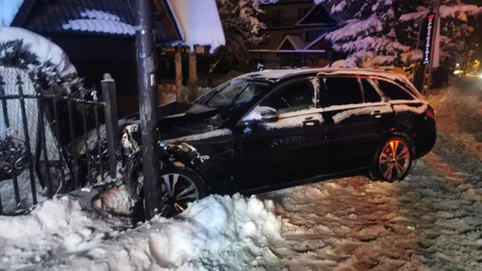 Białka Tatrzańska, powiat tatrzański, Podhale, wypadek drogowy w zimowych warunkach, zderzenie dwóch samochodów osobowych, wypadek drogowy