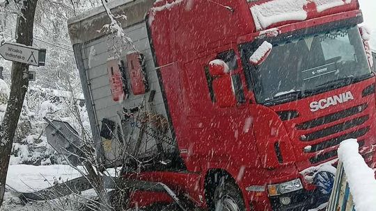 Zima znów zaskoczyła kierowców i drogowców. Jak co roku... [ZDJĘCIA]