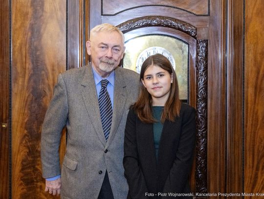 Na zdjęciu prezydent Krakowa Jacek Majchrowski z 13-letnią Małgorzatą