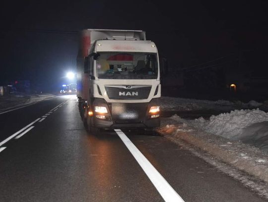 Na zdjęciu samochód ciężarowy, pod koła którego wbiegła 16-letnia dziewczyna