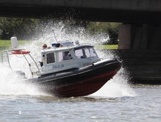 Na zdjęciu policyjna łódź motorowa na Wiśle w Krakowie
